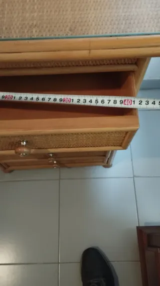 Escritorio de madera y mimbre