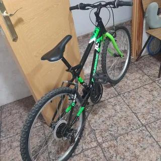 Bicicleta montaña negra y verde