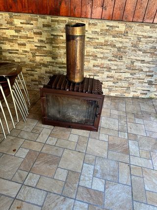 Chimenea Metálica con Tubo Dorado