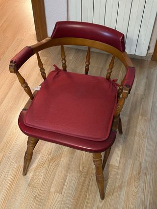 Silla de madera con tapicería roja