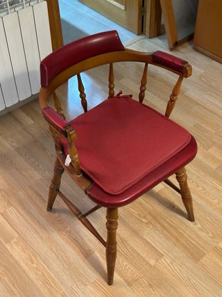 Silla de madera con tapicería roja