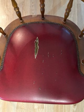 Silla de madera con tapicería roja