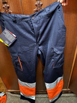 Pantalón de trabajo azul con detalles naranja