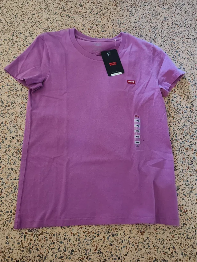 Camiseta Levi's Morada Talla XXS nueva