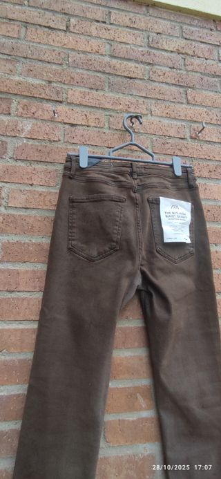 Pantalones vaqueros Zara marrones