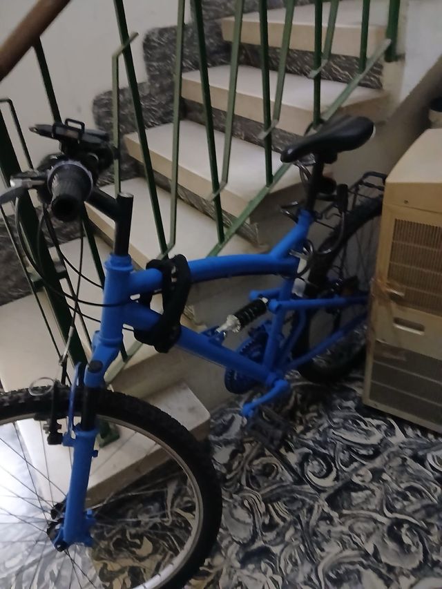 Bicicleta azul de montaña