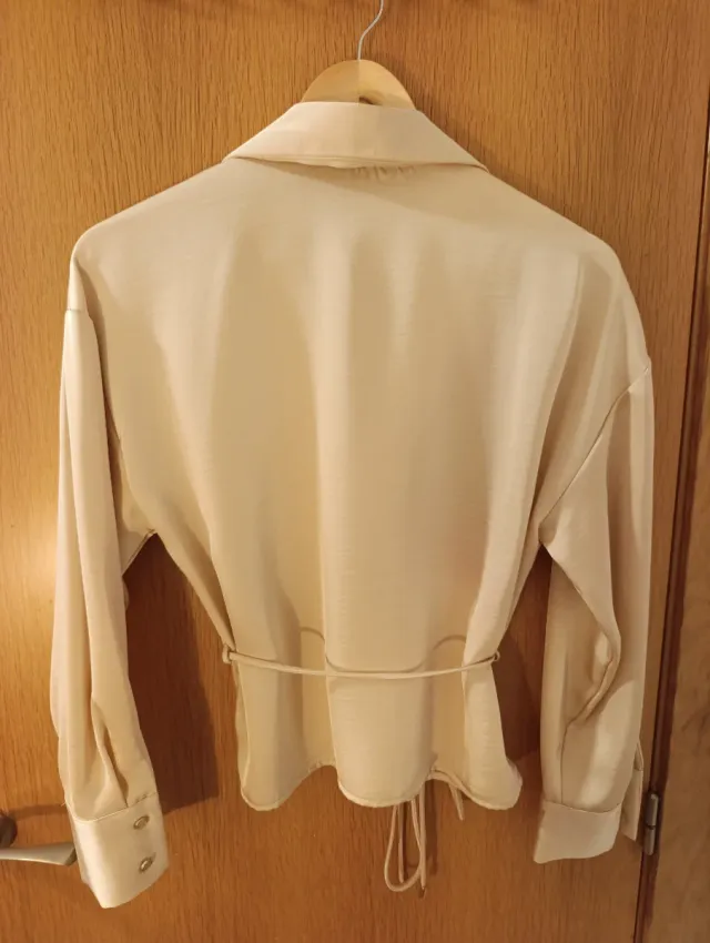 Camisa satinada fluida color perla XS-S