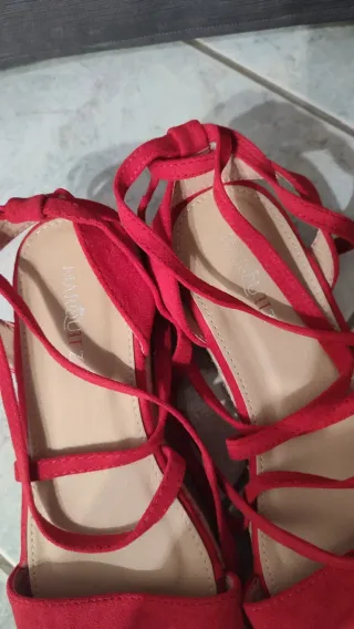 Sandali rossi con zeppa e lacci