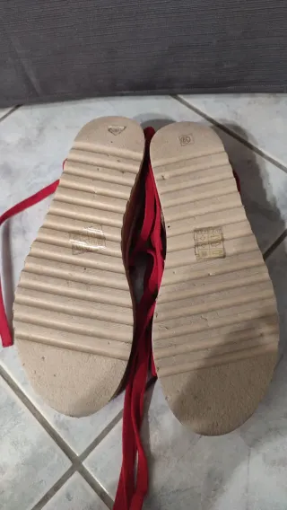 Sandali rossi con zeppa e lacci