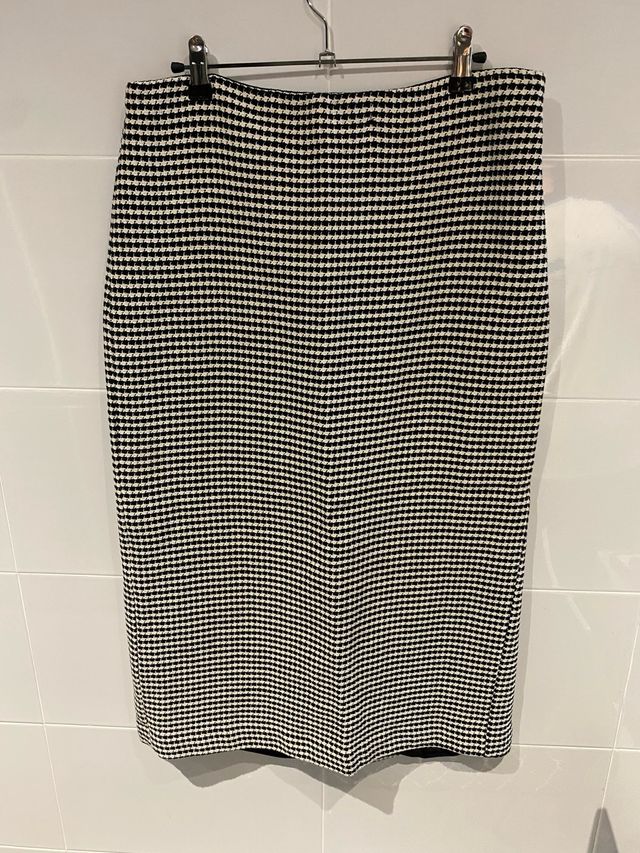 Falda de Rayas Blancas y Negras de Mango