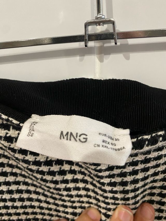 Falda de Rayas Blancas y Negras de Mango