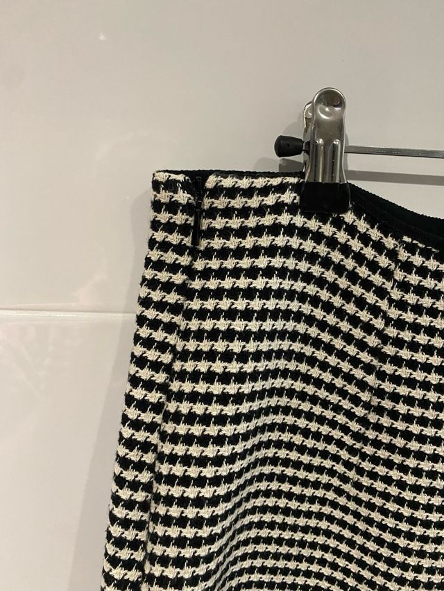 Falda de Rayas Blancas y Negras de Mango