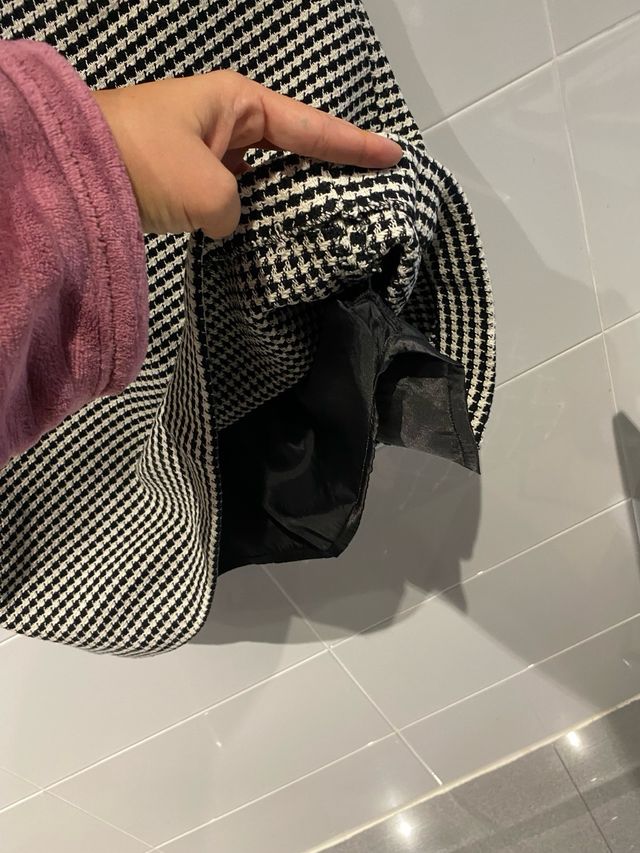 Falda de Rayas Blancas y Negras de Mango