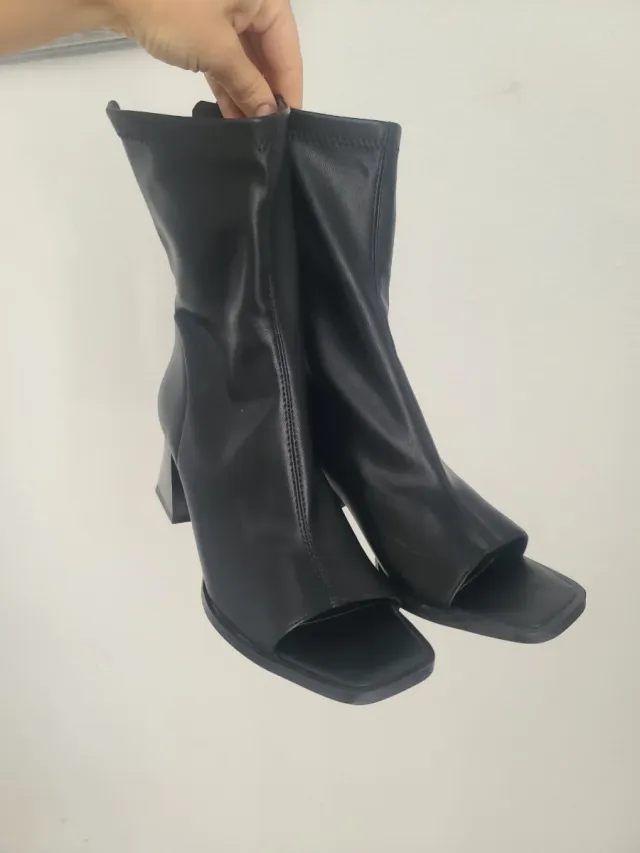 Botas abiertas tacón negro