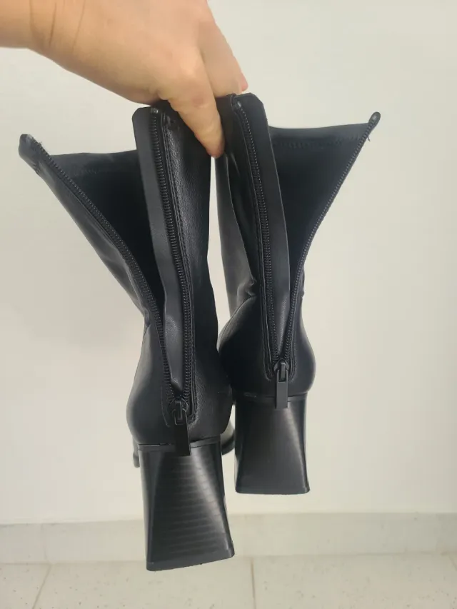 Botas abiertas tacón negro