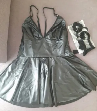 Vestido de cuero negro con tirantes