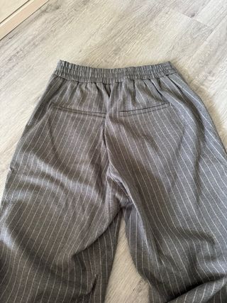 Pantalón de vestir gris con rayas