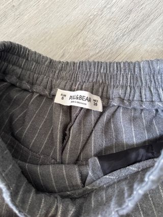 Pantalón de vestir gris con rayas