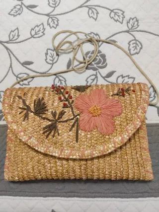 Bolso de paja con flor