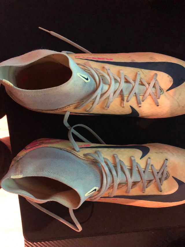 Botas de fútbol Nike Amarillas y Rosas