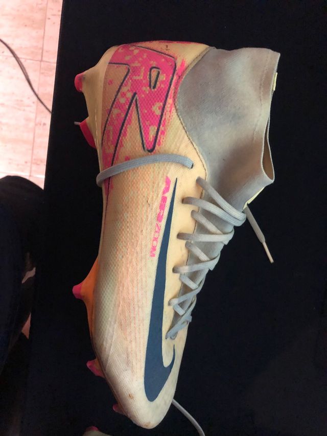 Botas de fútbol Nike Amarillas y Rosas