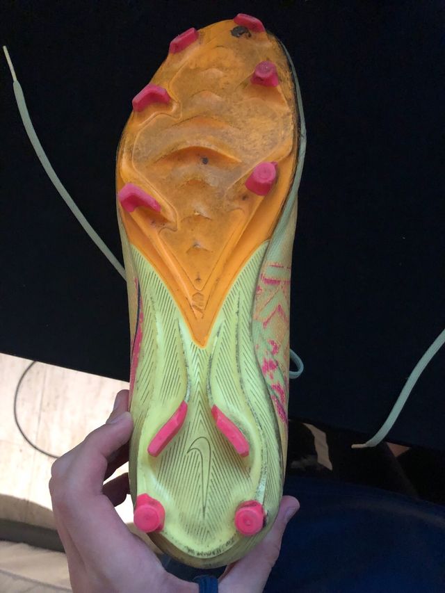 Botas de fútbol Nike Amarillas y Rosas