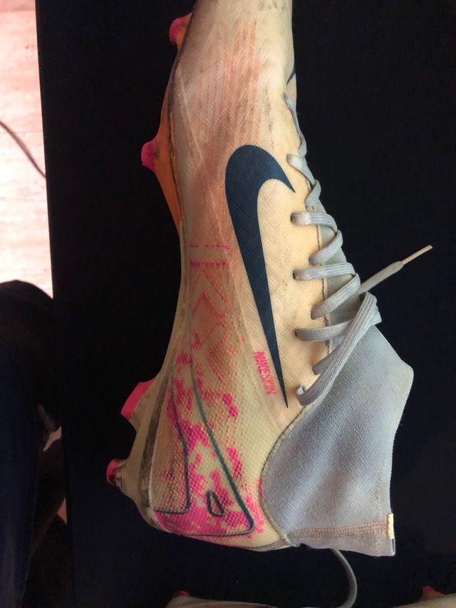 Botas de fútbol Nike Amarillas y Rosas