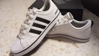 Zapatillas Adidas Blancas y Negras Talla 42