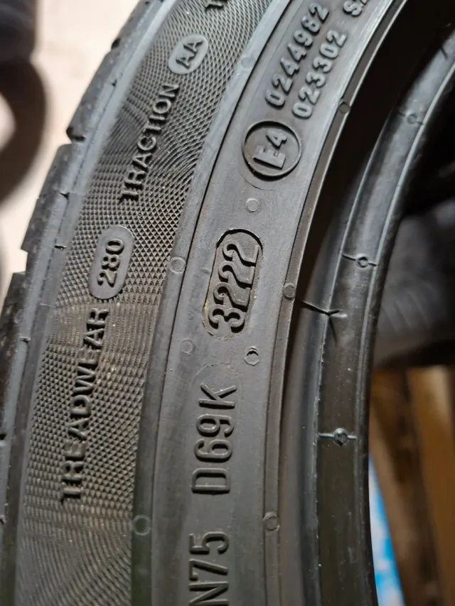 Neumáticos 215/45/16 continental