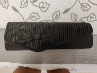 Bolso de fiesta negro con lazo