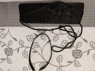 Bolso de fiesta negro con lazo