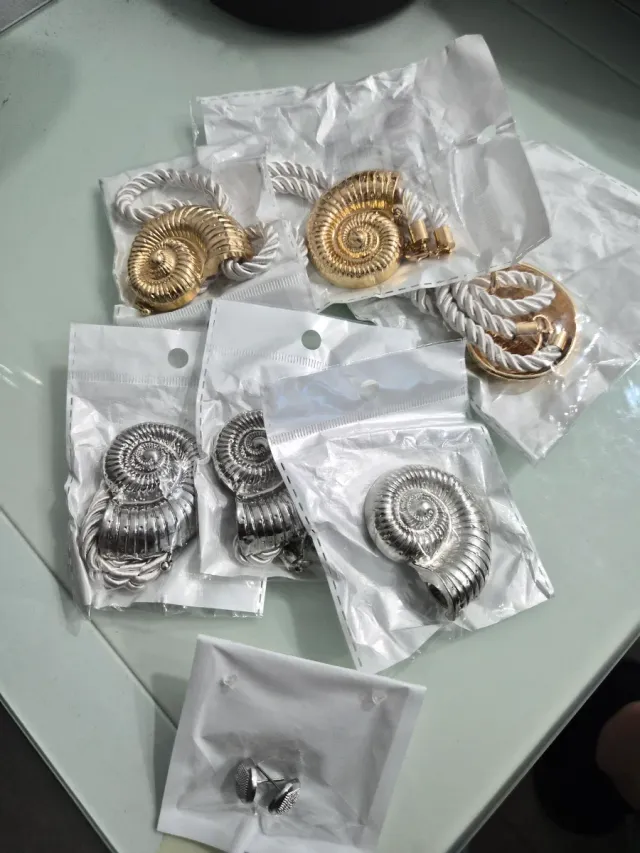 Sujetadores de cortina con forma de caracola