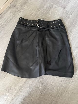 Falda efecto piel con cinturón