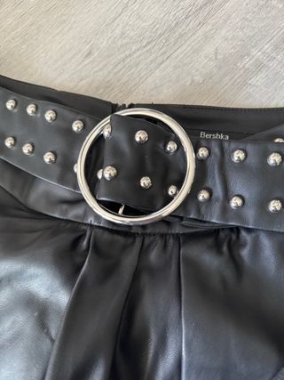 Falda efecto piel con cinturón