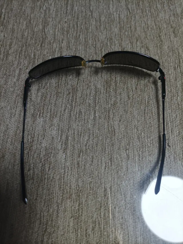 Gafas de sol negras y grises