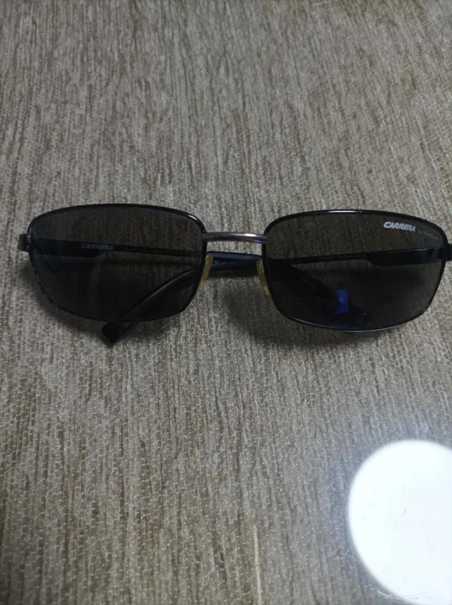 Gafas de sol negras y grises