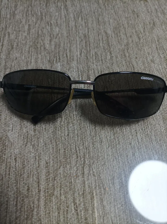 Gafas de sol negras y grises