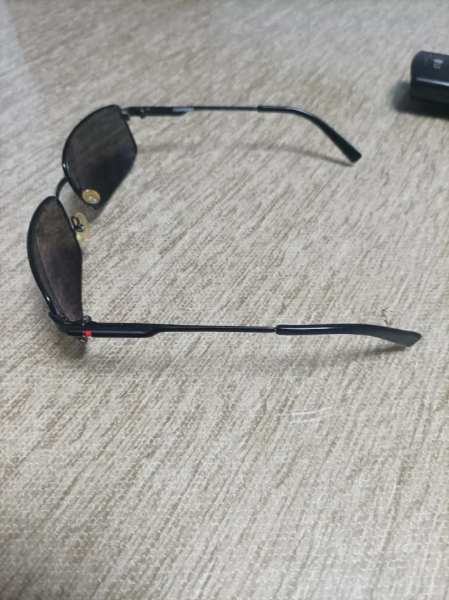 Gafas de sol negras y grises