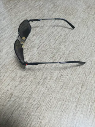 Gafas de sol negras y grises