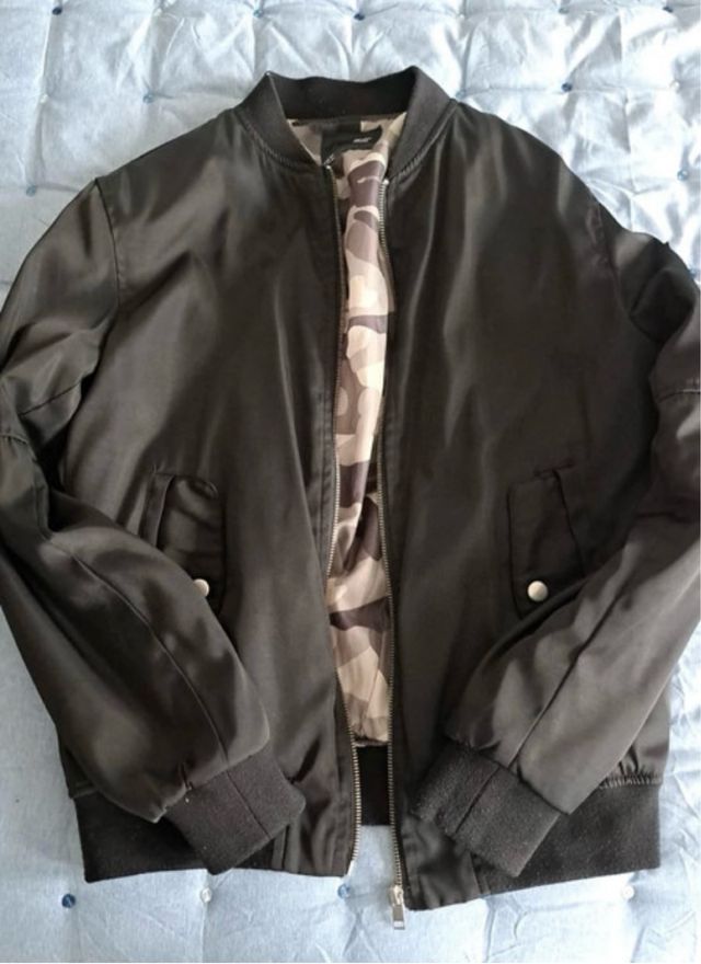 Chaqueta bomber negra con forro camuflaje