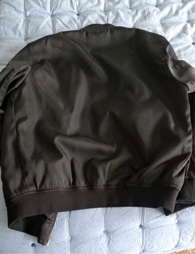 Chaqueta bomber negra con forro camuflaje
