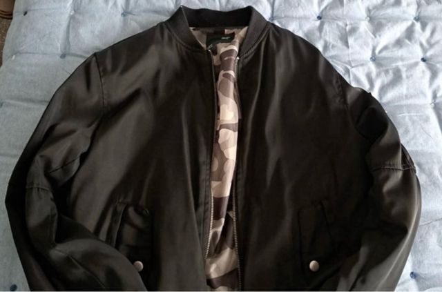 Chaqueta bomber negra con forro camuflaje