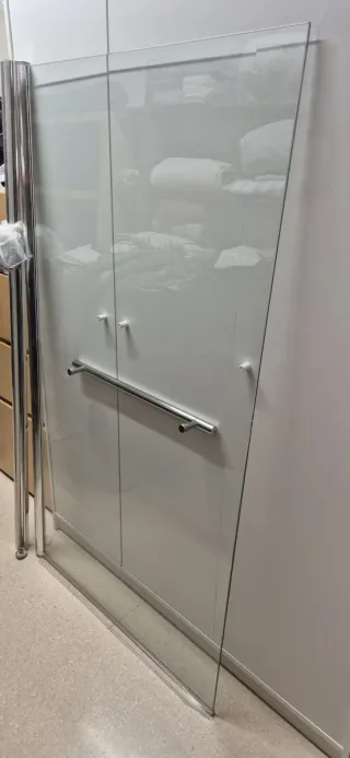 Mampara de ducha de vidrio y metal