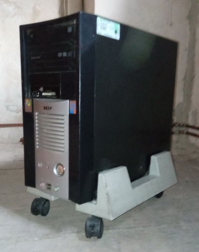 Soporte con ruedas para PC