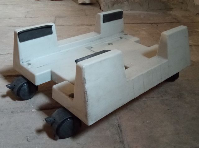 Soporte con ruedas para PC