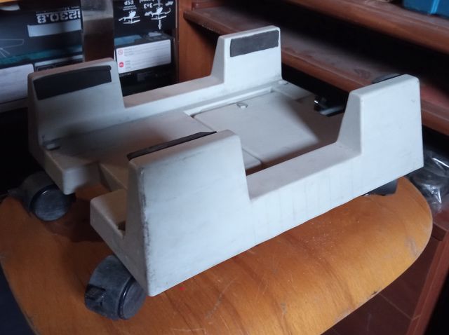 Soporte con ruedas para PC