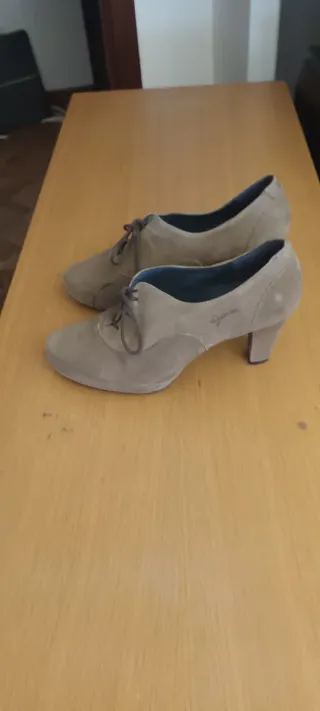 Zapatos de piel, ante,con tacón marrón claro.