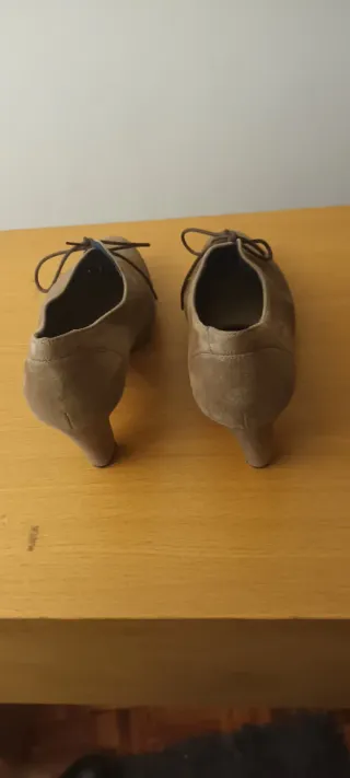 Zapatos de piel, ante,con tacón marrón claro.