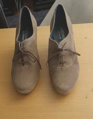 Zapatos de piel, ante,con tacón marrón claro.
