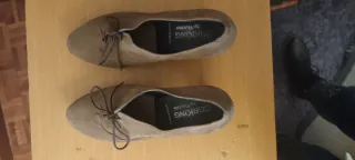 Zapatos de piel, ante,con tacón marrón claro.